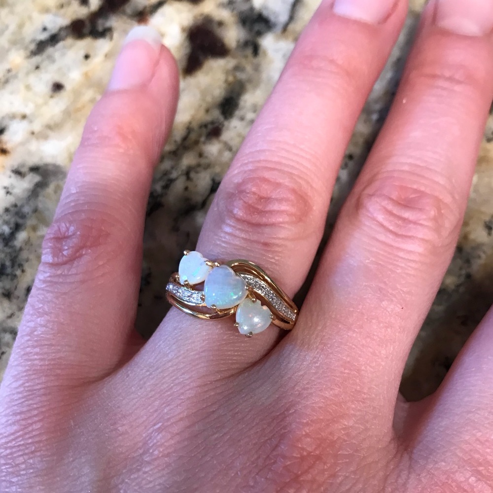 Yellow gold Opal ring